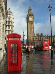 Cabine téléphonique rouge classique et bus à impériale de Londres devant les Chambres du Parlement. Big Ben. Source Wiki média commons